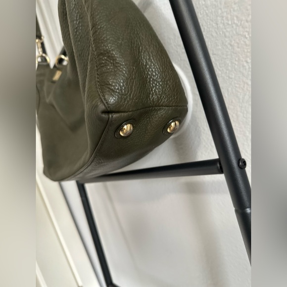 🚨 Michael Kors Textured Leather Dark Green Purse with gold accents. - Picture 5 of 8